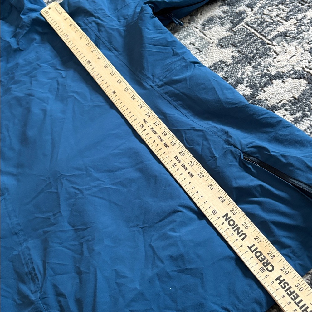 LL Bean Women's Waterproof PrimaLoft Packaway Jacket in dark marine blue - Picture 11 of 12